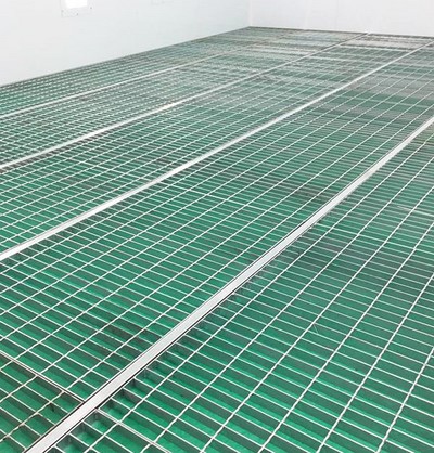 Soubassement métallique avec rampe interne pleine (5 rangs de caillebotis)