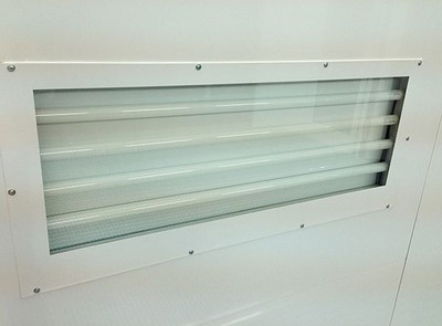 Caisson d’éclairage (en tôle acier vernie avec 4 tubes fluorescents. Chaque caisson peut fonctionner indépendamment et, est doté d’une structure de protection contre la rouille et l’explosion)